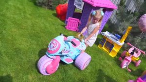 Настя и папа играют в магазин игрушек и отель