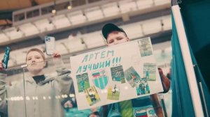 Люди на трибунах, эмоции в каждом моменте, жизнь в каждом кадре.