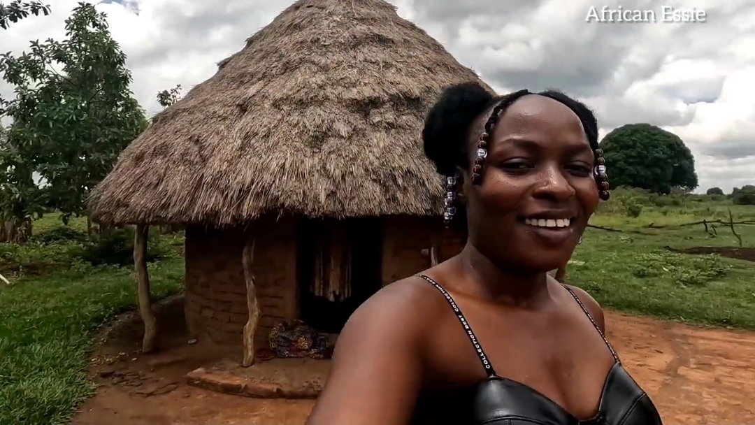 Африканские деревенские девушки. Дождливый день. Простая жизнь в Уганде на свежем воздухе