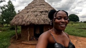 Африканские деревенские девушки. Дождливый день. Простая жизнь в Уганде на свежем воздухе