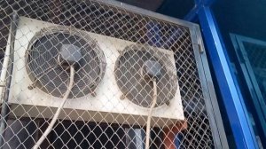 воздоохладитель от холодильной камеры в работе.
