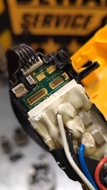 Принесли к нам после другого сервиса перфоратор DeWALT DCH133 #tools #деволт #dewalt #черножелтый