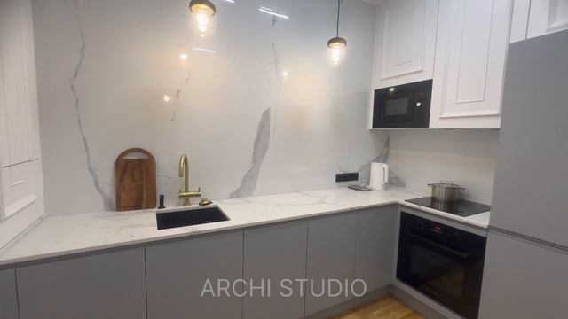 Классический интерьер с встроенной мебелью и премиальной отделкой