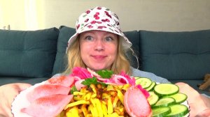 Мукбанг от Яновны Картошка жареная, капуста маринованная, кусочки жареной колбаски. Еда вкуснота