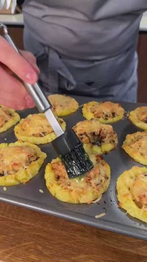 Картофельные корзинки с курицей и грибами.