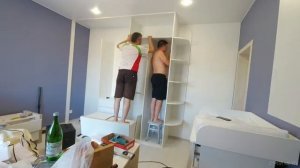 Дизайн детской комнаты установка мебели шкаф купе комната малыша интерьер детской