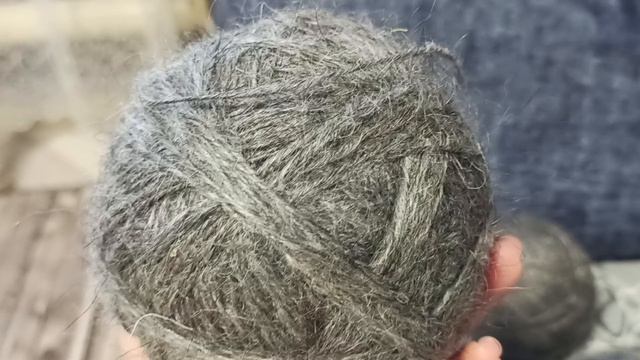 Серая пуховая пряжа ручного прядения.