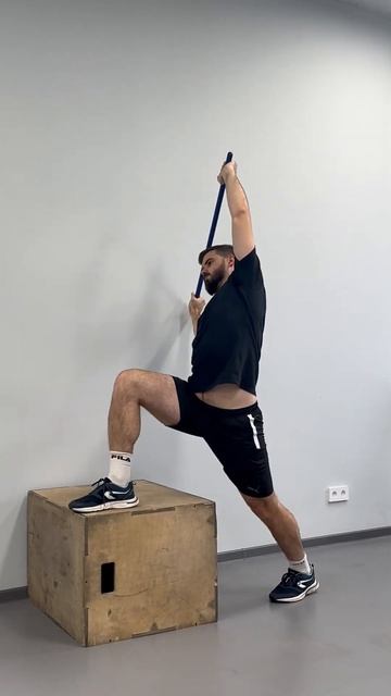 Динамика на тумбе с гимнастической палкой над головой (наклон к передней ноге)