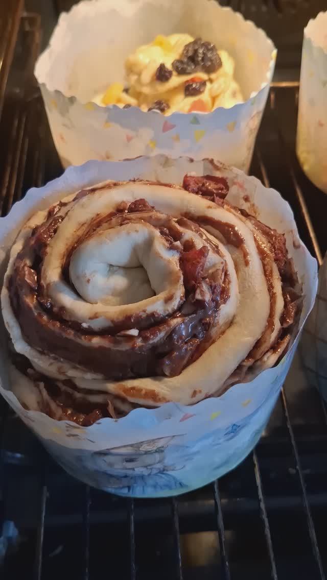 Краффин из слоёного теста с шоколадными каплями, Нутеллой и миндальными лепестками