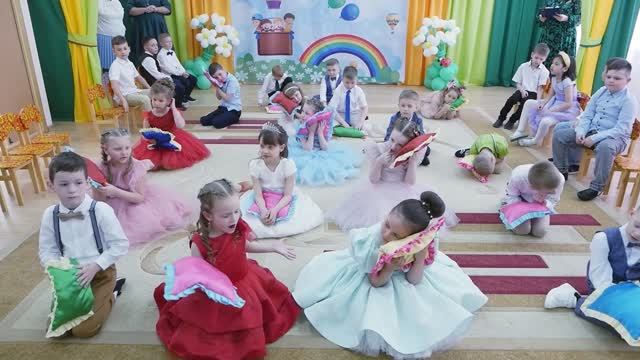 Супер выступление на выпускном в детском саду. Танец с подушками.