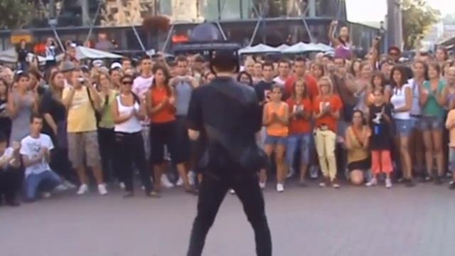 Уличный танцор круто танцует Билли Джин Майкл Джексон