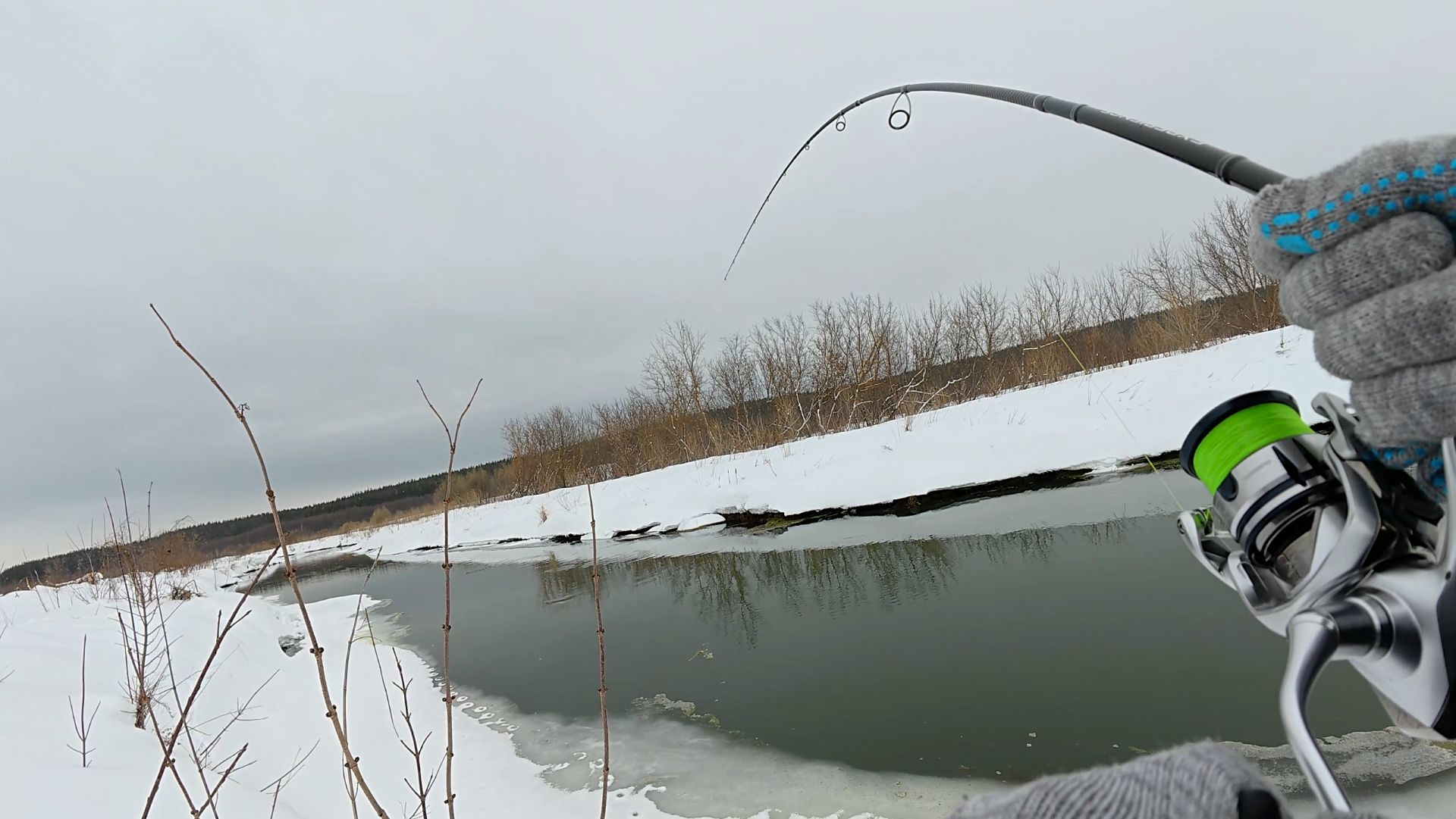 НАЛОВИЛ ЩУК НА СПИННИНГ В МАЛЕНЬКОЙ РЕЧКЕ! Весенняя рыбалка 2026.