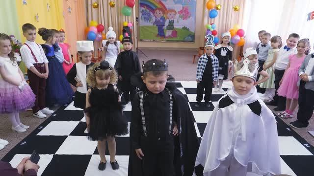 Показ мод на выпускном. Супер наряды.