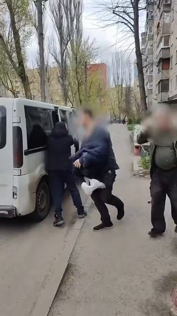 В Харькове двое прохожих отбили бедолагу у ТЦК