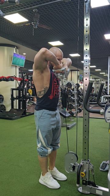 Тяга обратным хватом в нижнем кроссовере