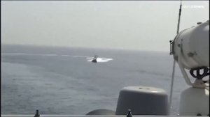 ‼️🇮🇷🇺🇸 Иранский катер приблизился к американским военным кораблям в Ормузском проливе !!!