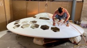 Мужчина строит самодельную лодку НЛО!