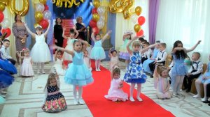 Лялечка танцует и поёт - малыши зажигают и удивляют выпускников - родители в восторге