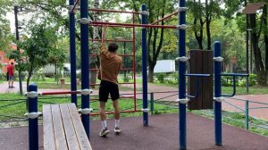 俄罗斯男子进行“人体旗帜”训练，力求成为更优秀的机器学习工程师 || 让我们一起努力吧 :)