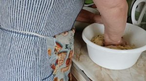 Замес теста и воспоминания.