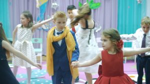 Красивый танец девочек и мальчиков на Выпускном - видеосъёмка детских событий
