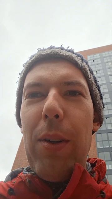 люди заходят за