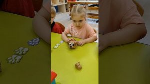 ребята из средней группы отрабатывают программирование роботов " прямо", "в стороны".