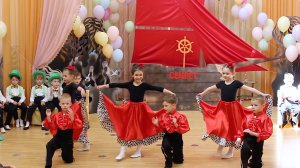 Очень красивое выступление в оригинальных нарядах - молодцы выпускники, родители в слезах от счастья