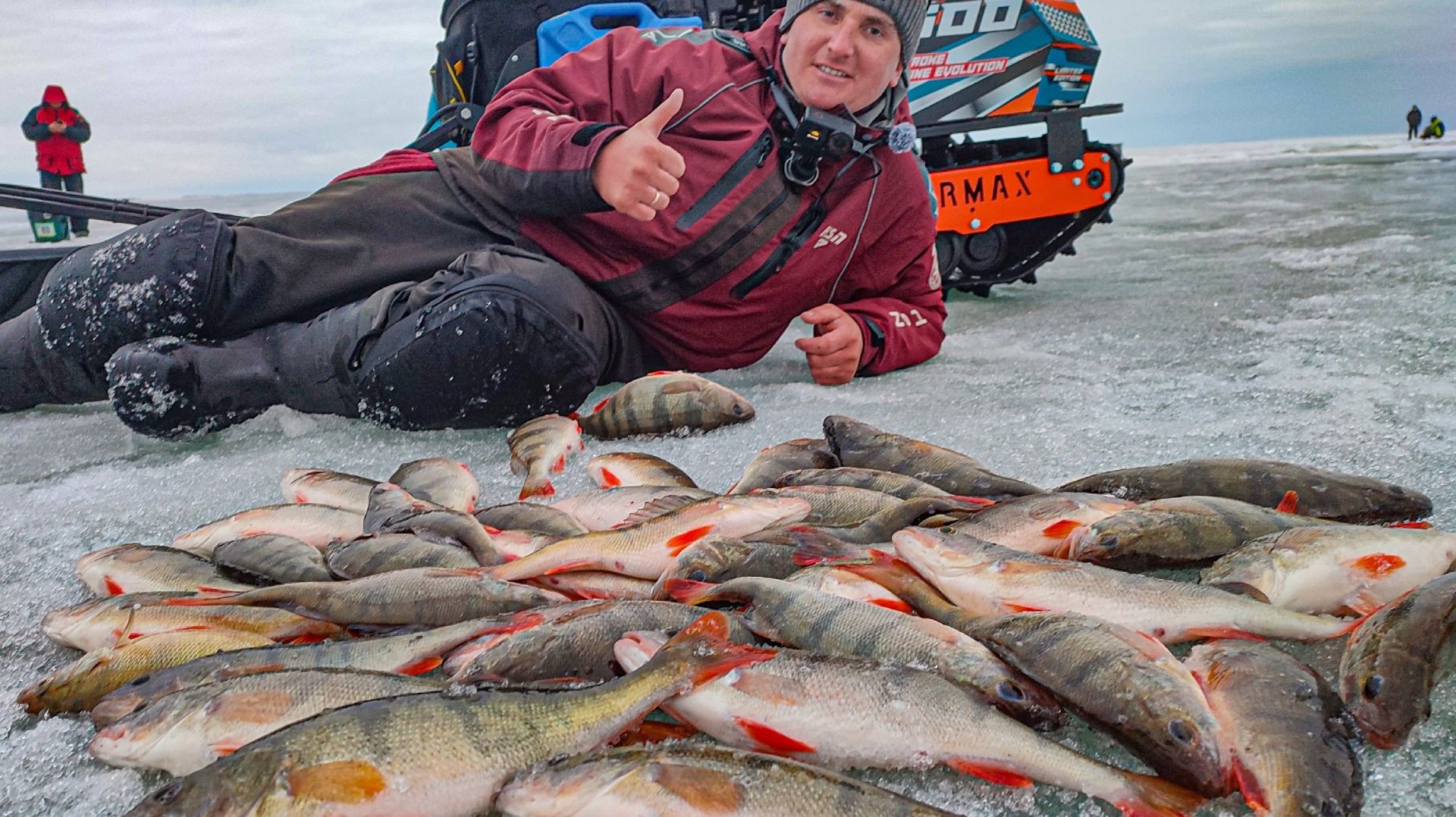 ДИЧАЙШИЙ ЖОР ЗДОРОВЕННЫХ ОКУНЕЙ ПО ПОСЛЕДНЕМУ ЛЬДУ НА ОБИ. Рыбалка 2026