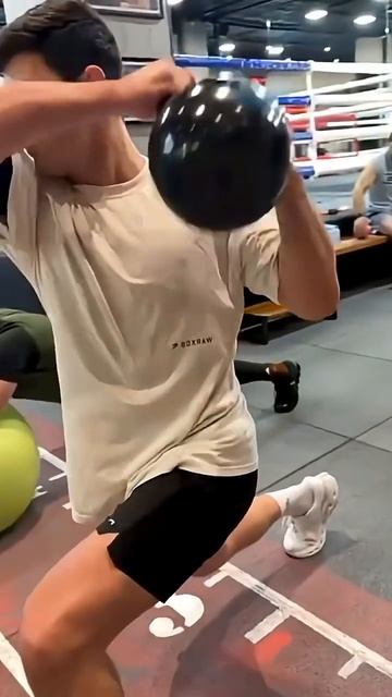 Дмитрий Бивол и гиря 32 кг! Кондиционная подготовка к бою против Айферта