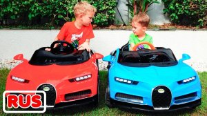 Влад и Никита весело играют с детскими машинками