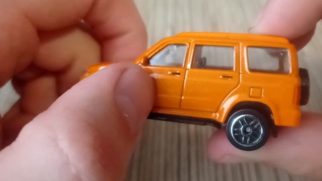 УАЗ патриот ораньжевого цвета  от автогранда масшта 1:60
