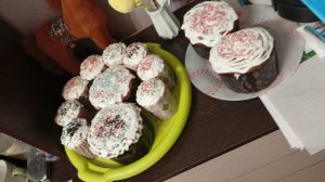 со светлой Пасхой/ приехала мама/ освятили яйца и куличи