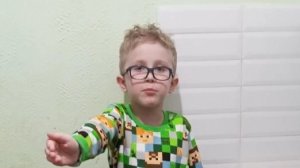 Тимоша лепит пластилином