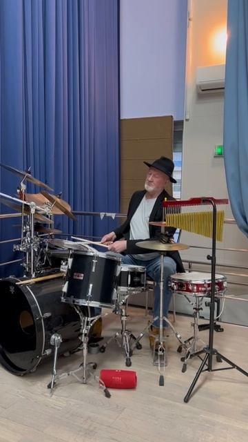 ПЕВИЦА ZAZ /МИРОВАЯ ЗВЕЗДА / О,ПАРИЖ / 
И Я ЕЁ ОТБАРАБАНИЛ, СПОНТАННО, СЕРГЕЙ ОСТРОВКИН /СЕРЁГАZAZ /