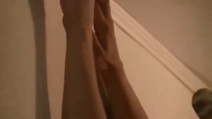 Клеим плинтус на объекте 1