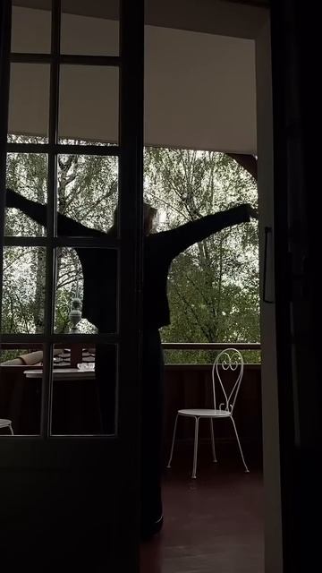 А ты замечала, что некоторые женщины как будто живут больше внутри своего мира?