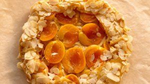 Галета с сезонными ягодами и фруктами