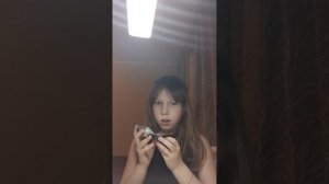 пробую конфету из пятерочки