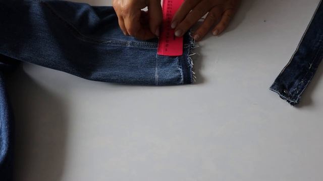 Всех джинсовых курток рукава длиннее, чем нужно, и как за один вечер подогнать их под себя