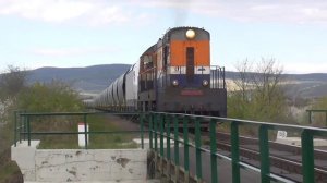 Тепловоз 770 105-5 с перегоняемым локомотивом и хопперами