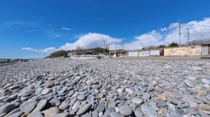 Пляж и облака.