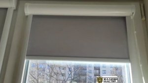 Кассетные рулонные шторы UNI 2 цвета магнолия, стильное и функциональное решение для кухни.