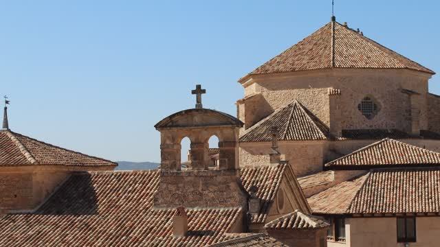 Куэнка — средневековый город в Испании с «висячими» домами на скале между двух рек. Испания