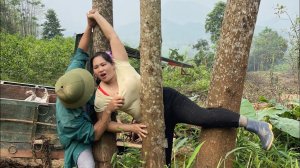 Сельская девушка умело управляется с различными видами сельскохозяйственной техники.