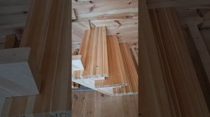 1000055778.mp4 (Собака наблюдает за устройством лестницы на 2-ой этаж в доме А-фрейм)