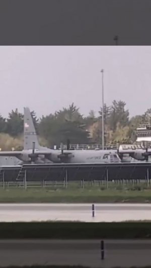 🇮🇪В Ирландии мужчина с топором атаковал американский военно-транспортный самолет C-130…🔽