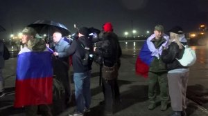 Группу освобожденных из украинского плена военнослужащих встретили в Подмосковье.