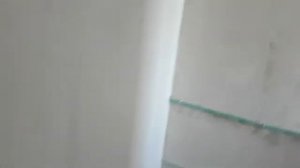 Шпатлевка стен выполнена на половину