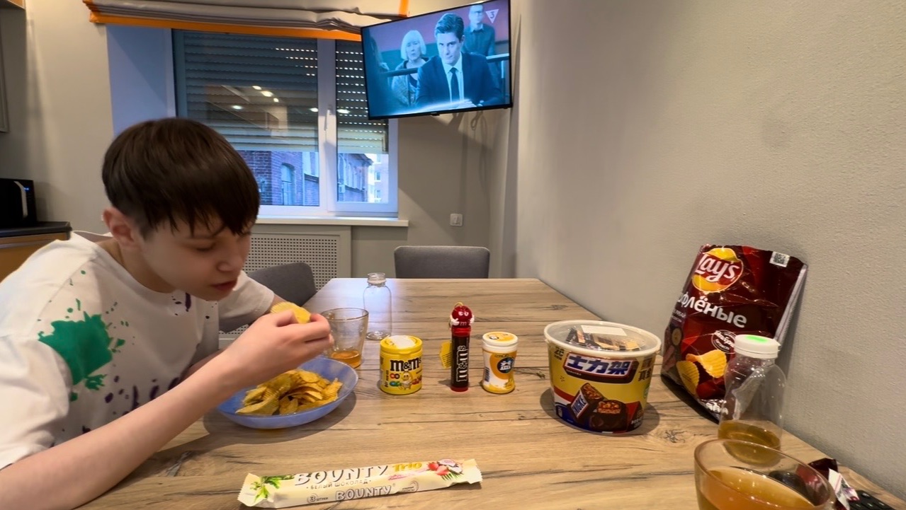 Мукбанг Тыквенный суп с креветками, Чизбургер, пробуем новые чипсы 😋